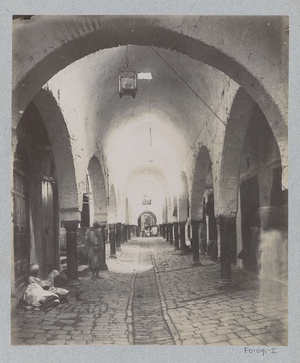 Arcade met liggende figuren in de souk van Tunis