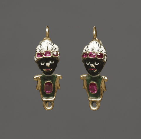 The heads of this pair of earrings are in the form of Africans wearing turbans. Their chests are ena
